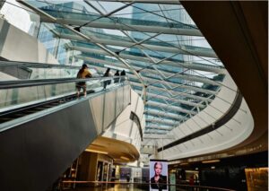 【精密機器】ショッピングモールの大型ディスプレイ搬入・設置